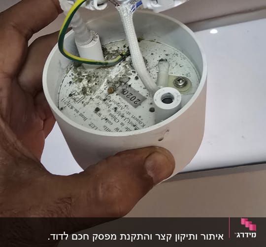 חיבור חשמלי בתקרה עם חוטים וצינור פלסטיק